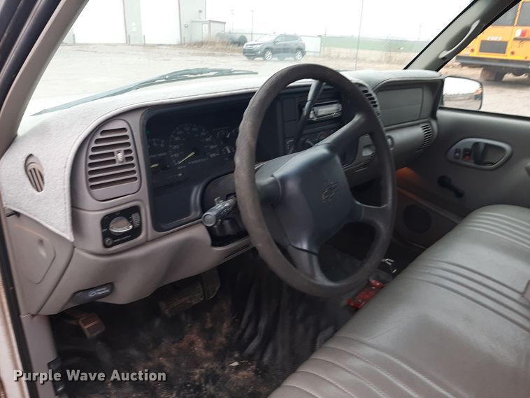 image for item LX9884 1999 Chevrolet Suburban C1500  SUV