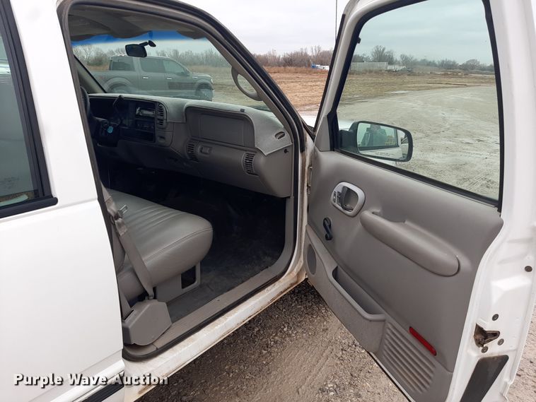 image for item LX9884 1999 Chevrolet Suburban C1500  SUV