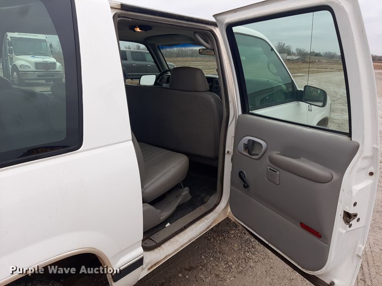 image for item LX9884 1999 Chevrolet Suburban C1500  SUV