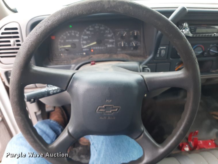 image for item LX9885 1999 Chevrolet Suburban 1500  SUV