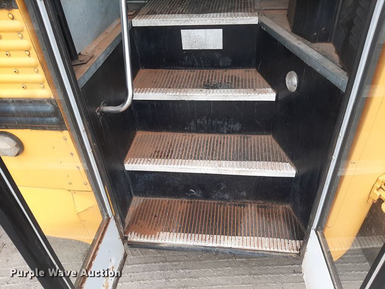 image for item LX9886 1999 International 3800  school bus