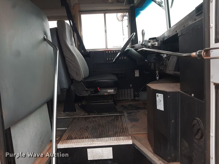 image for item LX9886 1999 International 3800  school bus