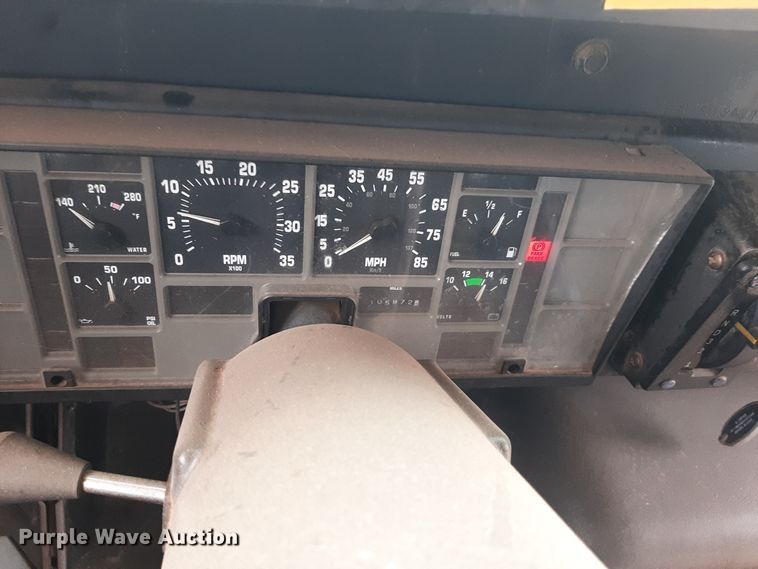 image for item LX9886 1999 International 3800  school bus