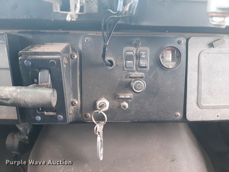 image for item LX9886 1999 International 3800  school bus