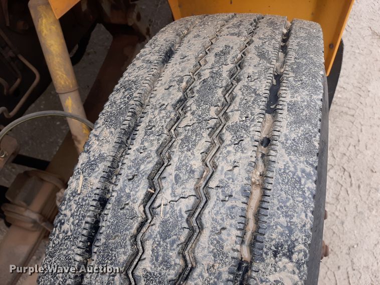 image for item LX9886 1999 International 3800  school bus