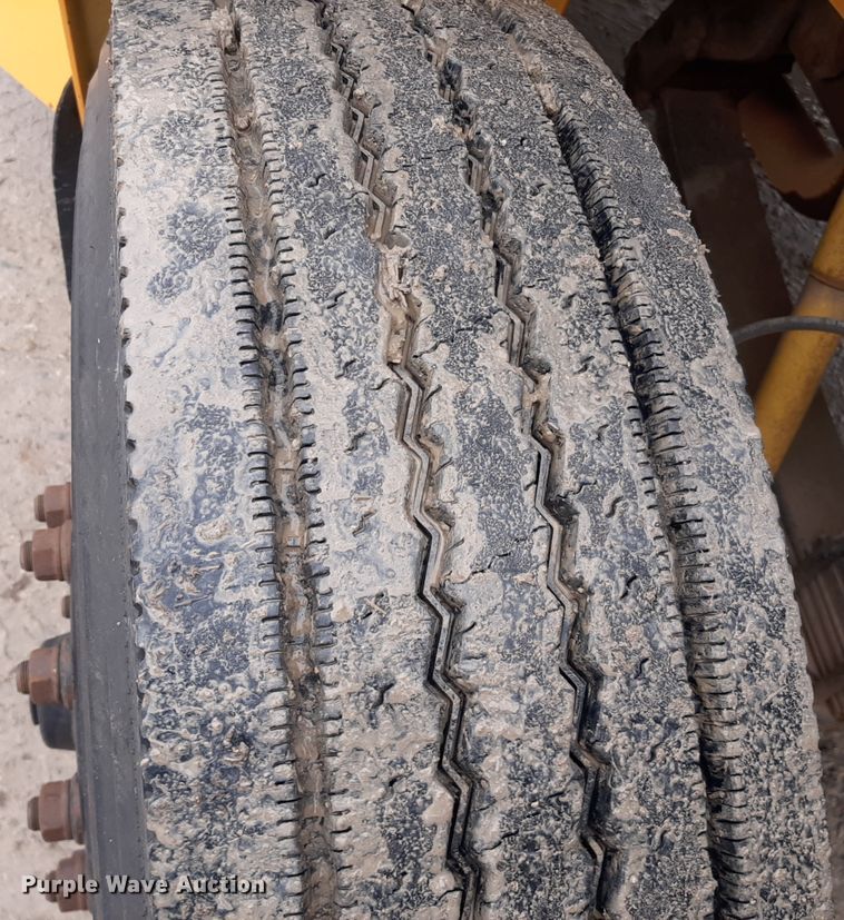 image for item LX9886 1999 International 3800  school bus