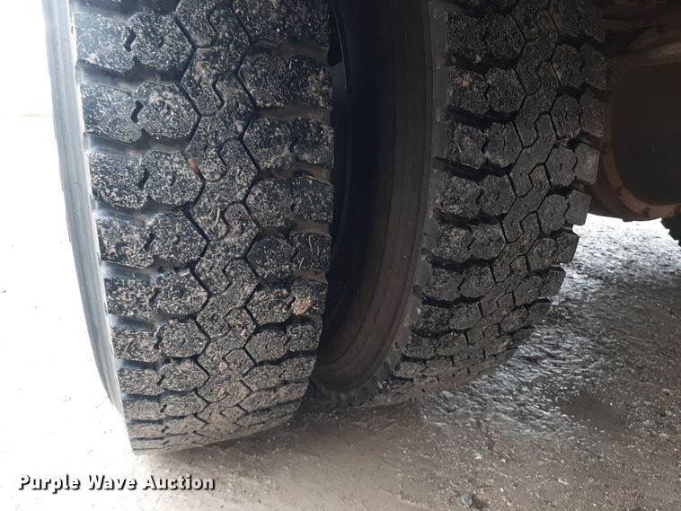 image for item LX9886 1999 International 3800  school bus