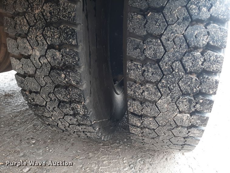 image for item LX9886 1999 International 3800  school bus