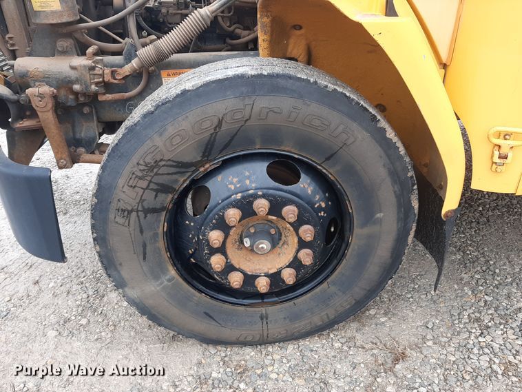 image for item LX9887 2001 Freightliner FS65 school bus