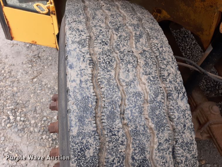 image for item LX9887 2001 Freightliner FS65 school bus