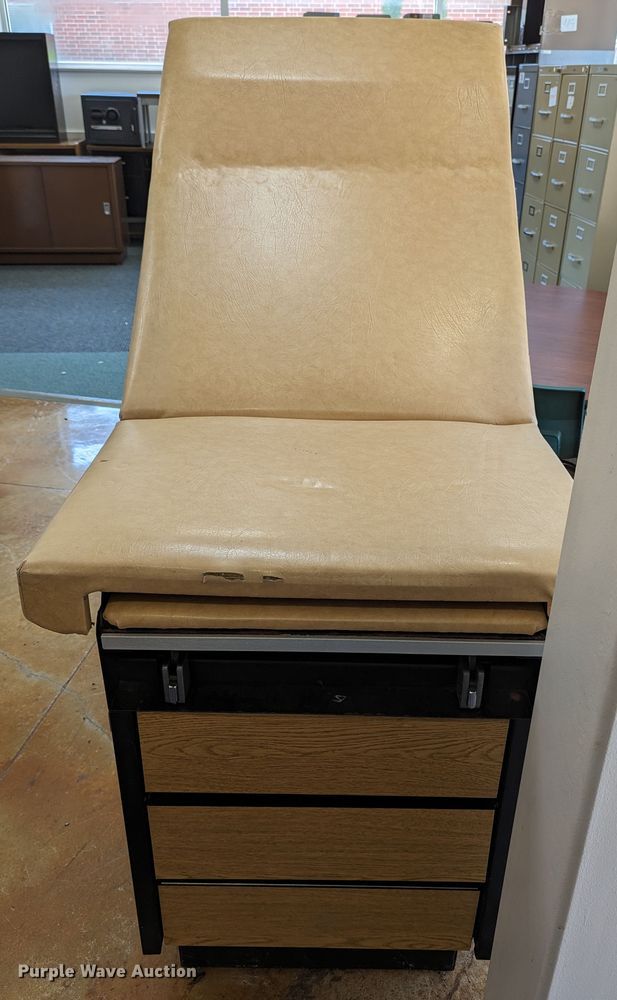 image for item LY9296 Midmark Ritter 100  examination table