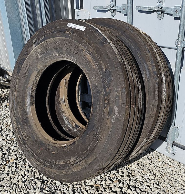 image for item MH9527 (2) Dunlop 12R22.5 tires