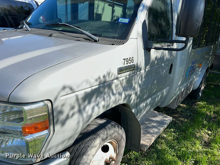 image for item MH9931 2014 Ford E350  shuttle bus