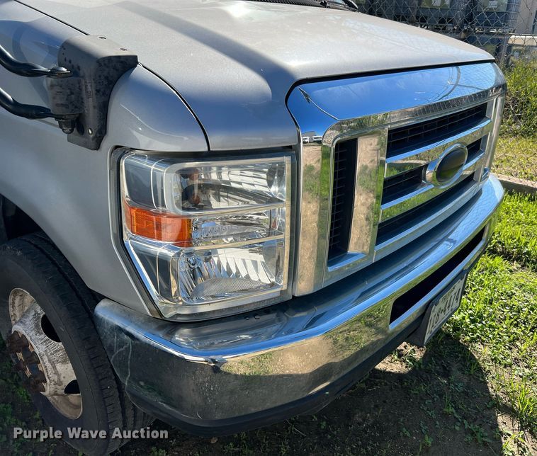 image for item MH9931 2014 Ford E350  shuttle bus