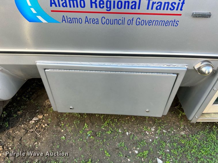 image for item MH9931 2014 Ford E350  shuttle bus