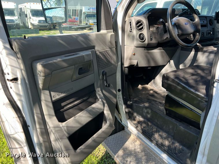 image for item MH9931 2014 Ford E350  shuttle bus