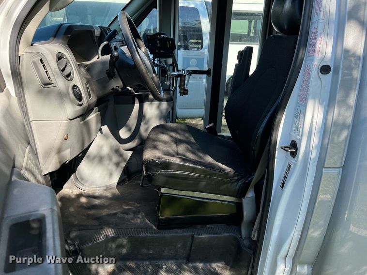 image for item MH9931 2014 Ford E350  shuttle bus