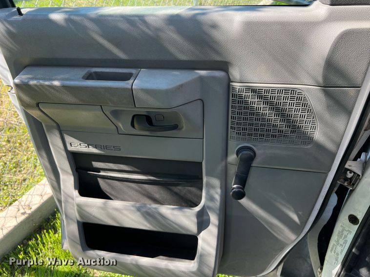 image for item MH9931 2014 Ford E350  shuttle bus