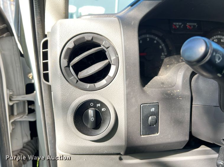 image for item MH9931 2014 Ford E350  shuttle bus