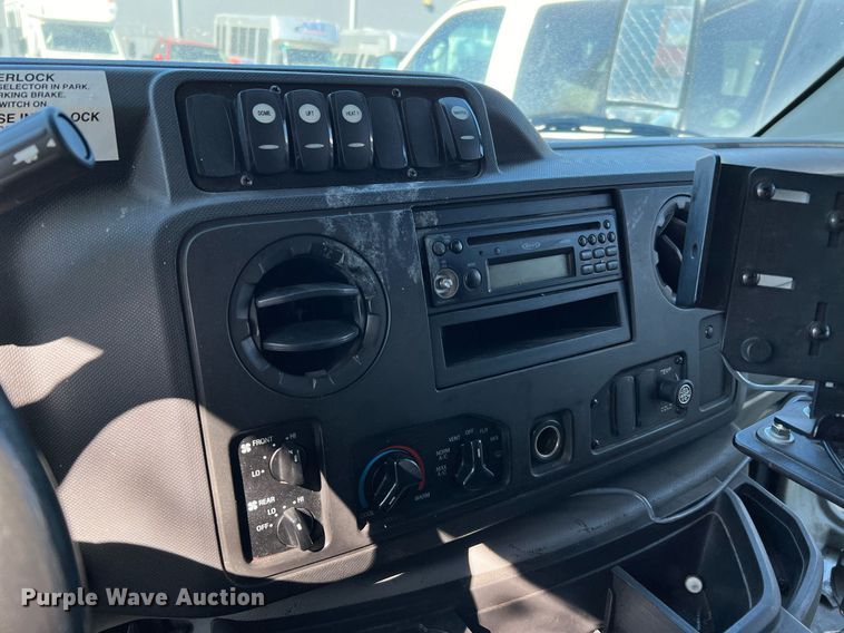 image for item MH9931 2014 Ford E350  shuttle bus