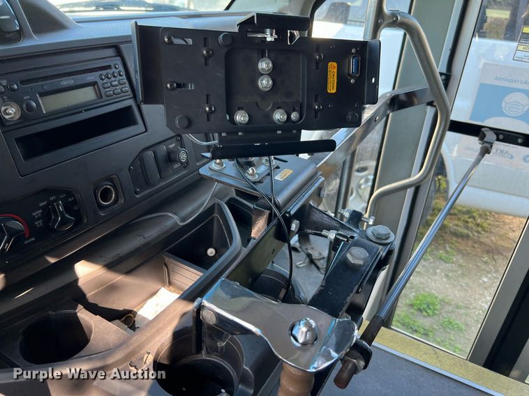 image for item MH9931 2014 Ford E350  shuttle bus