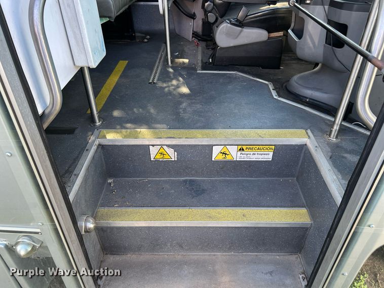 image for item MH9931 2014 Ford E350  shuttle bus