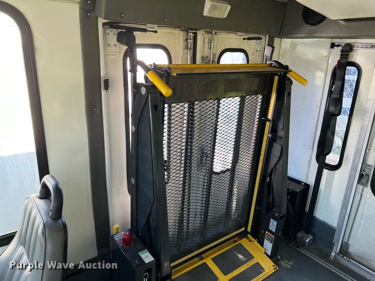 image for item MH9931 2014 Ford E350  shuttle bus