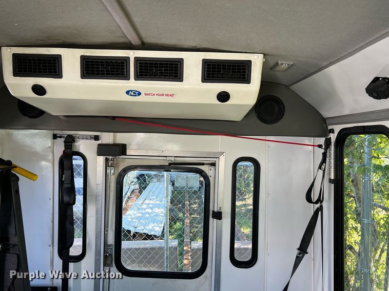 image for item MH9931 2014 Ford E350  shuttle bus