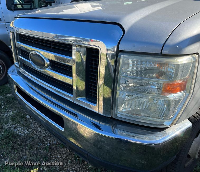 image for item MH9933 2014 Ford E350  shuttle bus