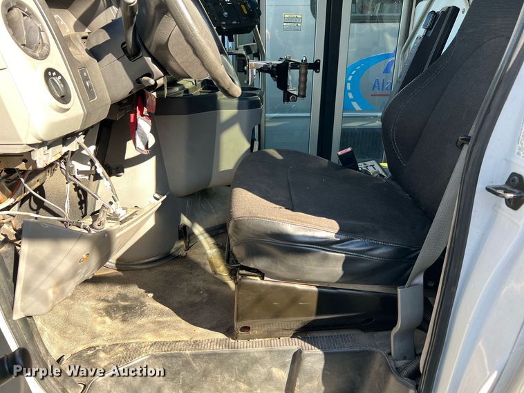 image for item MH9933 2014 Ford E350  shuttle bus