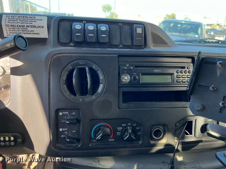 image for item MH9933 2014 Ford E350  shuttle bus