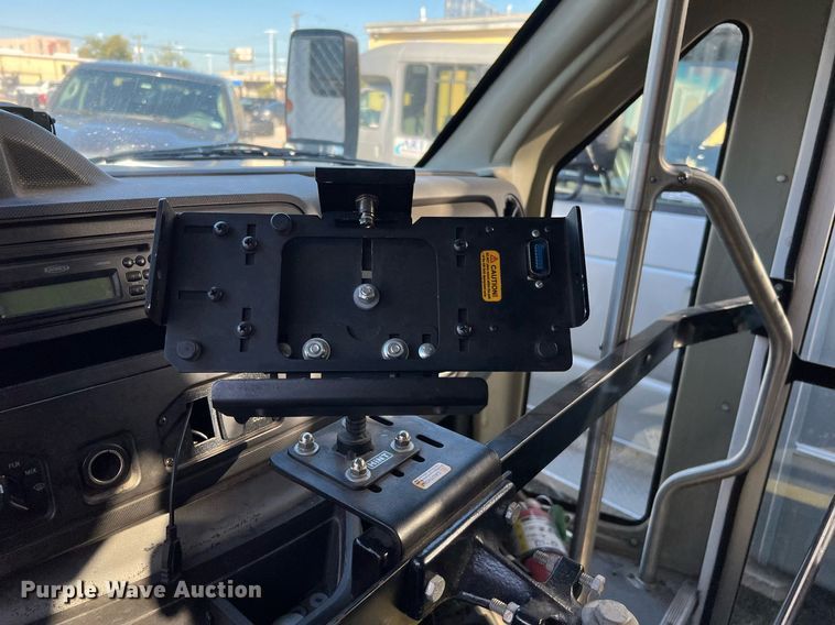 image for item MH9933 2014 Ford E350  shuttle bus