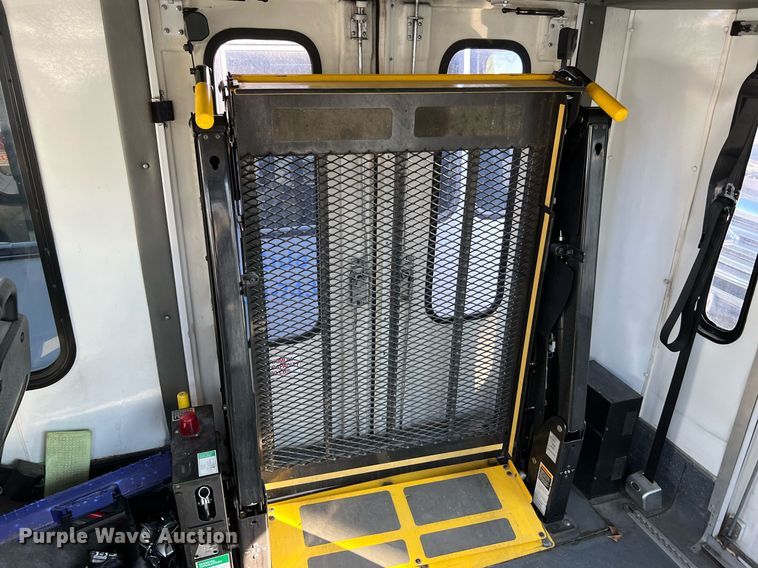 image for item MH9933 2014 Ford E350  shuttle bus