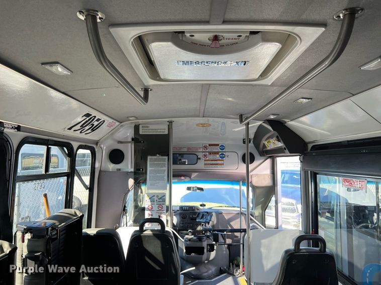 image for item MH9933 2014 Ford E350  shuttle bus