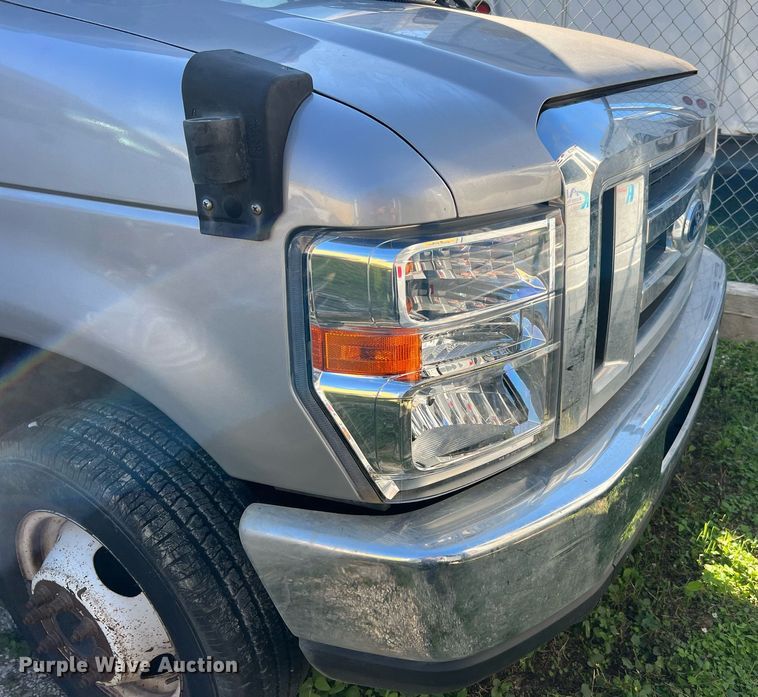 image for item MH9934 2014 Ford E350  shuttle bus