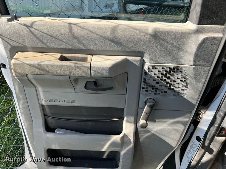 image for item MH9934 2014 Ford E350  shuttle bus