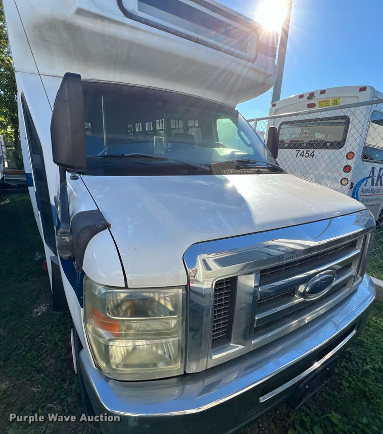 image for item MH9935 2008 Ford E450  shuttle bus