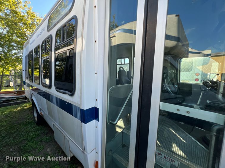image for item MH9935 2008 Ford E450  shuttle bus