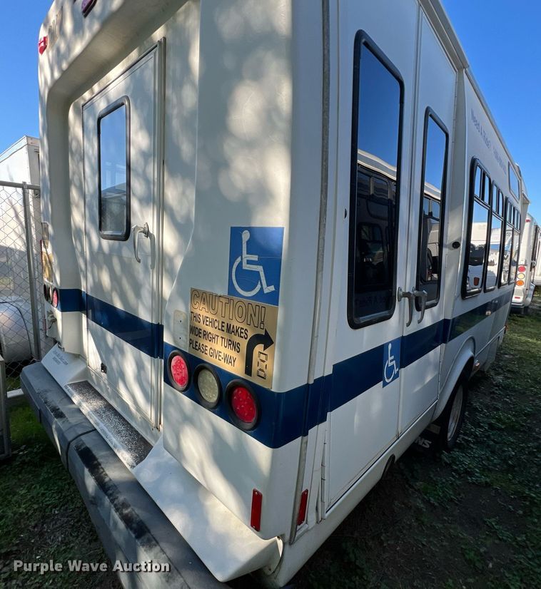 image for item MH9935 2008 Ford E450  shuttle bus