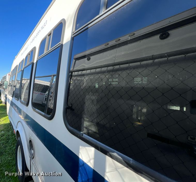 image for item MH9935 2008 Ford E450  shuttle bus