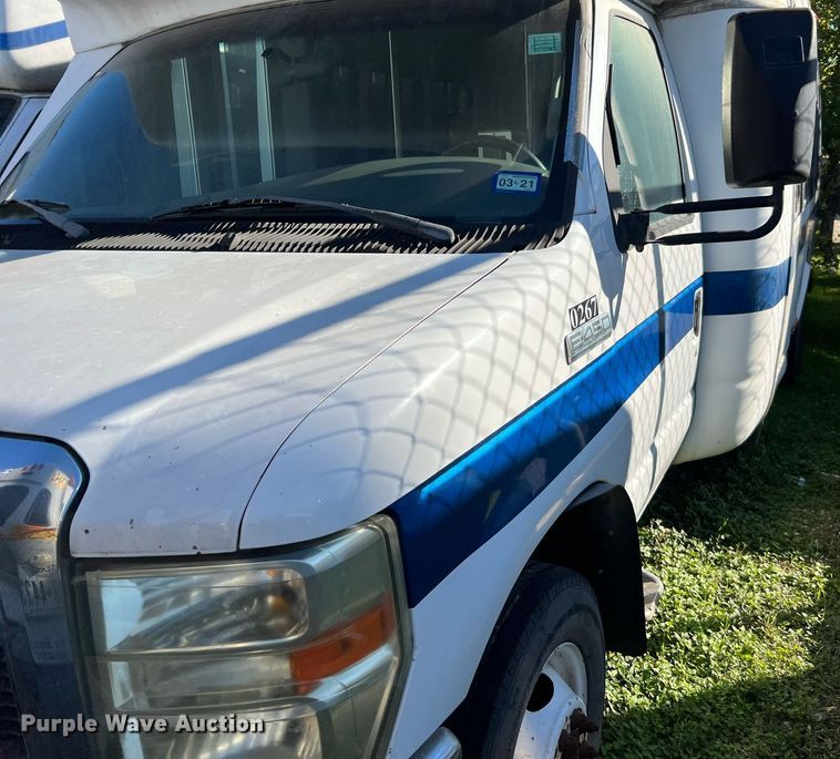 image for item MH9935 2008 Ford E450  shuttle bus
