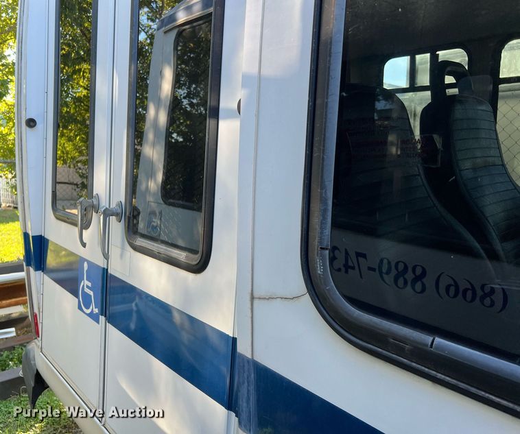 image for item MH9935 2008 Ford E450  shuttle bus