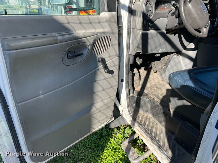 image for item MH9935 2008 Ford E450  shuttle bus