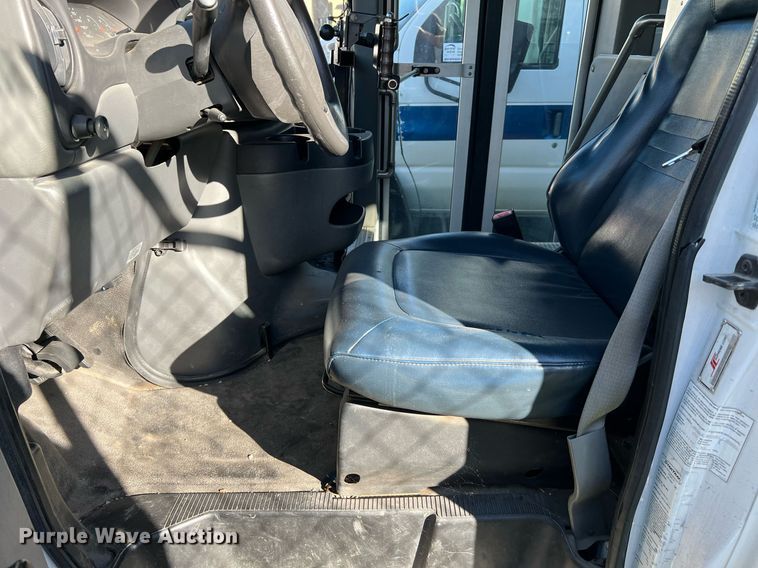 image for item MH9935 2008 Ford E450  shuttle bus