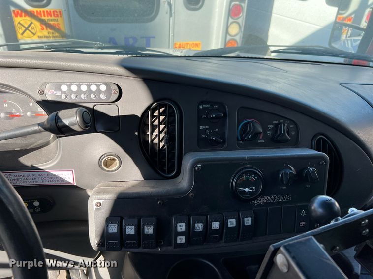 image for item MH9935 2008 Ford E450  shuttle bus