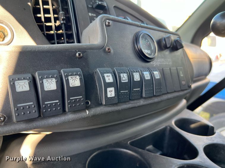 image for item MH9935 2008 Ford E450  shuttle bus