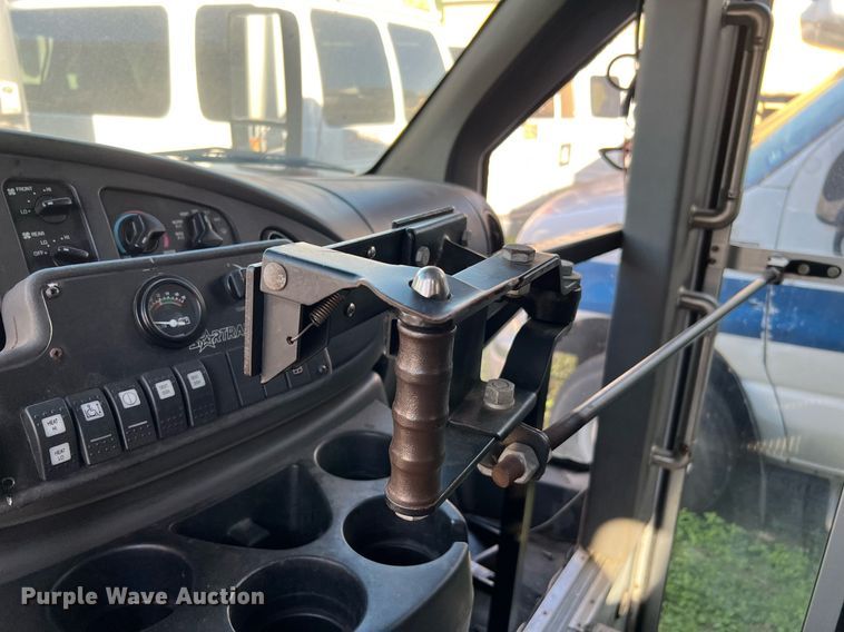 image for item MH9935 2008 Ford E450  shuttle bus