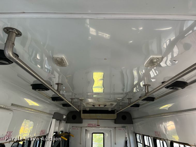 image for item MH9935 2008 Ford E450  shuttle bus