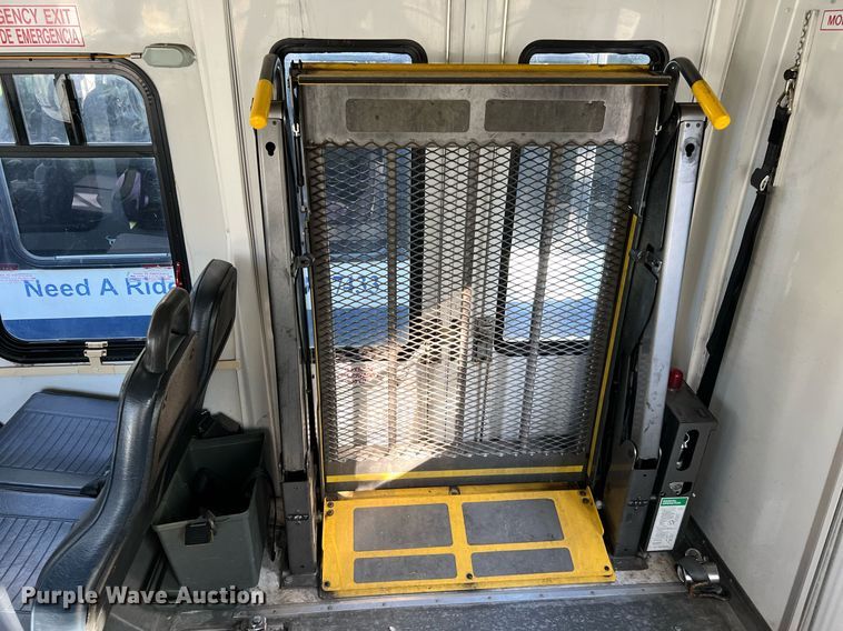 image for item MH9935 2008 Ford E450  shuttle bus