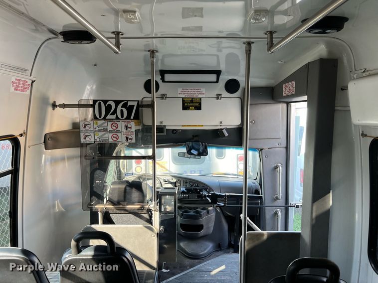 image for item MH9935 2008 Ford E450  shuttle bus